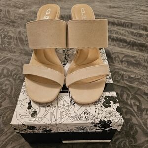 BNIB Chinese Laundry Wedge Sandals Nude Beige Women's Size 8 M Suede